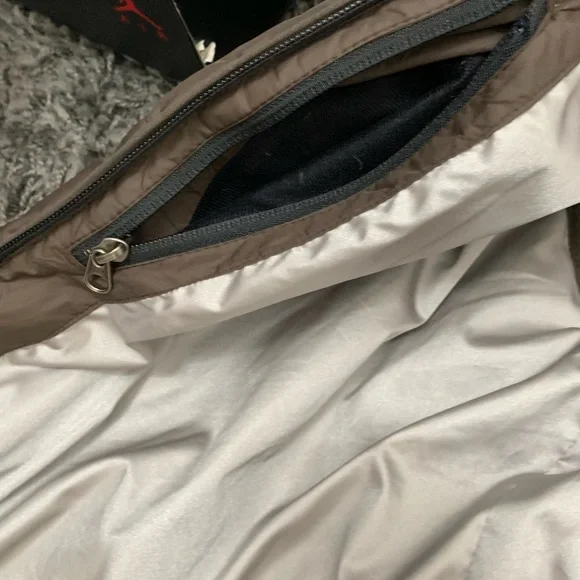 Men’s Gap puffer vest in brown, XL - Picture 7 of 8